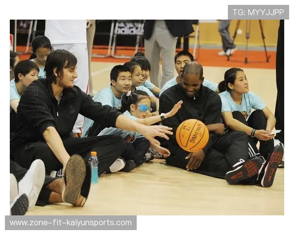 外国球迷模仿NBA巨星技巧踢足球展现超凡运动天赋与创意 外国球迷模仿NBA巨星技巧踢足球展现超凡运动天赋与创意